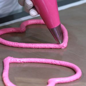 마카롱 윗부분은 속이 빈 하트로 준비합니다.