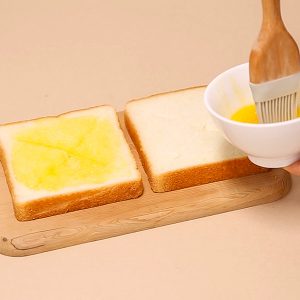 식빵에 소스를 골고루 발라주세요