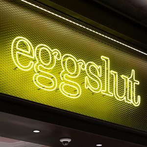 에그슬럿의 시그니처 네온 로고