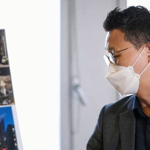 의견을 제시하는 상무님의 모습 의견을 제시하는 상무님의 모습