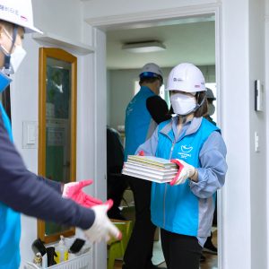 작은 물건을 옮기며 시작된 봉사 활동