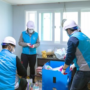 짐을 정리하는 모습