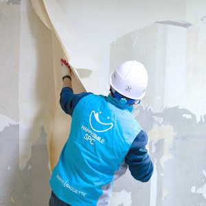 오래된 벽지를 제거하는 모습