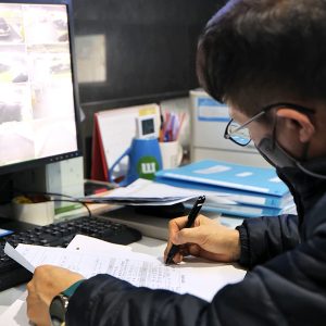 사무 업무 하는 모습