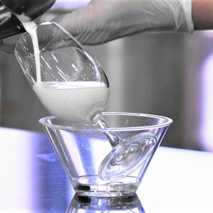 모양 잡아 만드는 판나코타