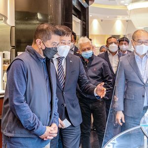 SPC그룹 관계자들이 제품을 설명하는 모습