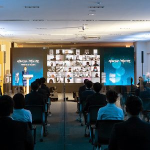 연설에 집중한 참가자들 연설에 집중한 참가자들