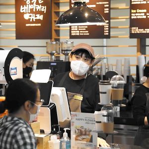 친절하게 손님을 응대하는 모습 친절하게 손님을 응대하는 모습