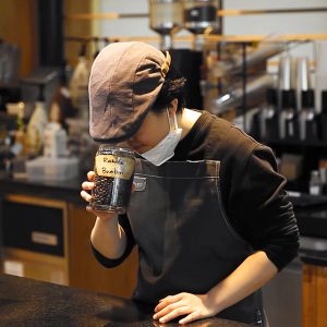 커피의 향을 시음하는 바리스타 커피의 향을 시음하는 바리스타