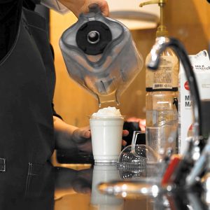 시원한 스무디 음료 제조 현장 시원한 스무디 음료 제조 현장