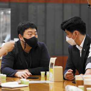 진지한 분위기에서 이루어지는 자문 회으 진지한 분위기에서 이루어지는 자문 회으