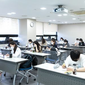 이론수업에 집중하는 학생들 이론수업에 집중하는 학생들