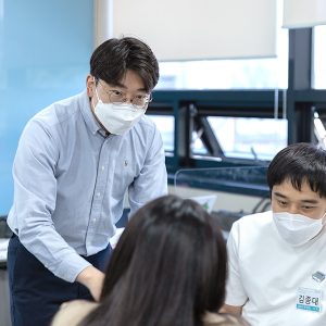 서로의 의견을 공유하는 모습 서로의 의견을 공유하는 모습