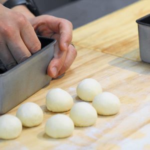 둥글리기 작업을 한 반죽 둥글리기 작업을 한 반죽