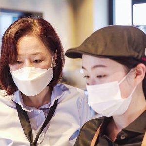 직원의 친절한 모습