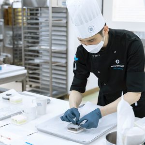 제품 시범을 보이는 강사님 제품 시범을 보이는 강사님