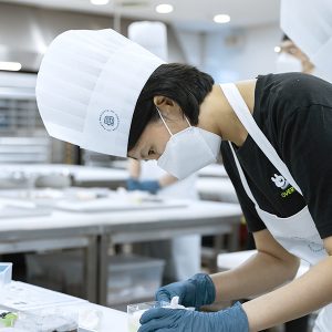 직접 만들어보는 학생들 직접 만들어보는 학생들