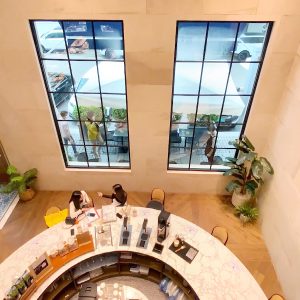 높은 층고의 매장 내부 높은 층고의 매장 내부