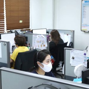 고객의 소리에 집중하는 모습 고객의 소리에 집중하는 모습