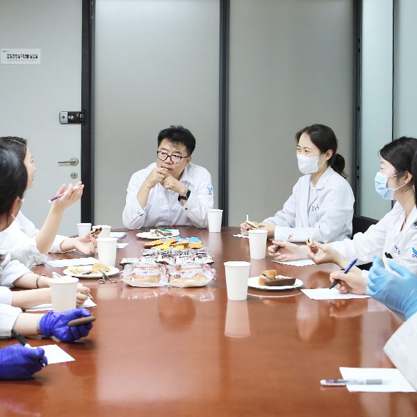 제품의 맛을 평가하는 자리 제품의 맛을 평가하는 자리