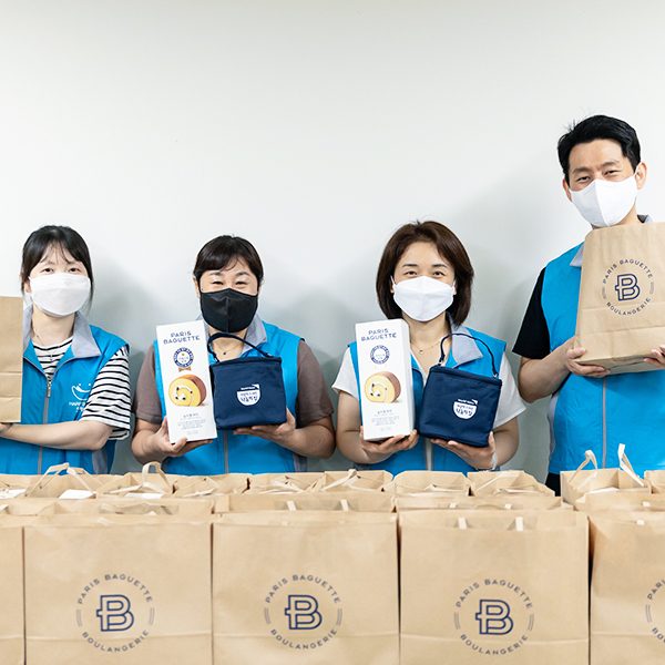 전달할 도시락과 빵 전달할 도시락과 빵