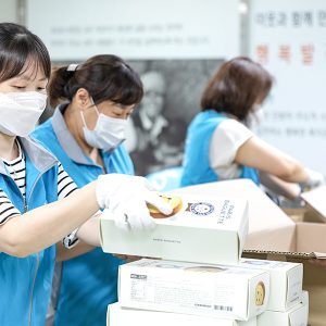 후원 물품을 꼼꼼하게 포장하는 모습 후원 물품을 꼼꼼하게 포장하는 모습