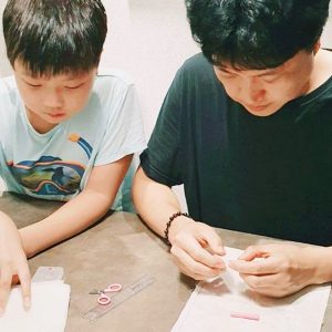 자녀들과 쿨키트 제작하는 모습