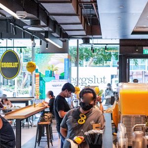 방문 고객들로 붐비는 에그슬럿 오차드스콧스퀘어점 방문 고객들로 붐비는 에그슬럿 오차드스콧스퀘어점