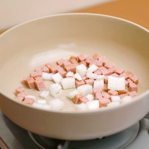 햄과 양파를 함께 볶아주세요 햄과 양파를 함께 볶아주세요