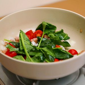 토마토와 시금치를 넣고 살짝 볶아주세요 토마토와 시금치를 넣고 살짝 볶아주세요