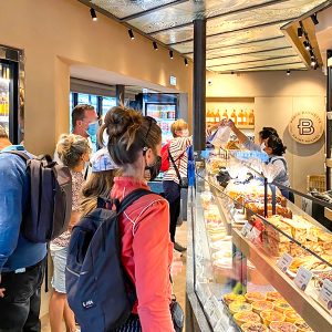 고풍스러운 인테리어로 꾸며진 파리바게뜨 생미셸점 고풍스러운 인테리어로 꾸며진 파리바게뜨 생미셸점