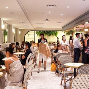 실내이지만 야외 테라스와 같은 분위기를 조성한 매장 내부 실내이지만 야외 테라스와 같은 분위기를 조성한 매장 내부