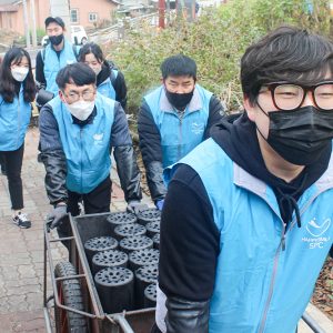 연탄을 나르는 SPC해피봉사단