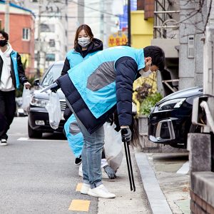쓰레기를 줍고 있는 SPC그룹 임직원들