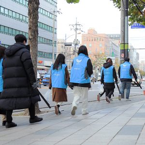 줍깅에 참여하고 있는 SPC그룹 임직원들