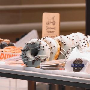 던킨 라이브 강남점의 다양한 수제 도넛 던킨 라이브 강남점의 다양한 수제 도넛