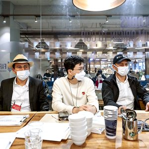 커피앳웍스 임직원들과 농장 관계자들이 함께 앉아있는 모습