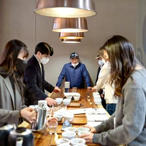 9가지 커피 샘플로 커핑을 진행하는 모습