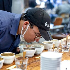 커피의 향을 맡아보는 농장 관계자