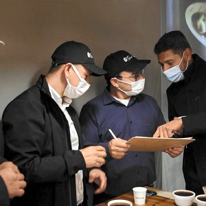 커핑 후 의견을 주고 받는 농장 관계자들