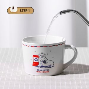 STEP1. 호찌머그에 물을 200ml 부어준다. STEP1. 호찌머그에 물을 200ml 부어준다.