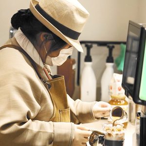 자신있게 음료를 제조하는 모습 자신있게 음료를 제조하는 모습