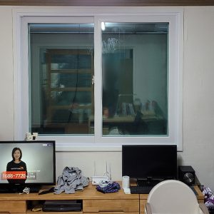도배를 새로 하고 창을 교체해 깔끔해진 모습 도배를 새로 하고 창을 교체해 깔끔해진 모습