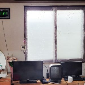 개선 공사 전 오래된 벽지와 창틀 개선 공사 전 오래된 벽지와 창틀