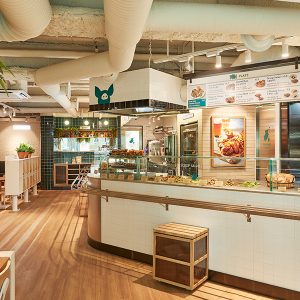 유럽의 실내정원을 연상케 하는 매장 내부