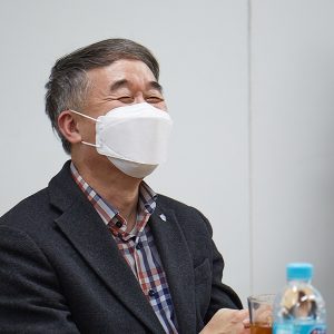 감사 인사를 전하는 푸르메재단 백경학 상임이사