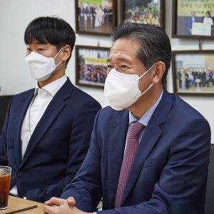 기부금 활용 방안에 대해 논의 중인 SPC그룹 김범성 부사장