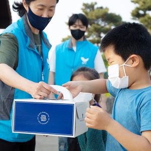 매월 후원 받은 생일 파티용 케이크