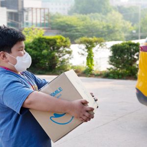 선물 받고 기뻐하는 아이들