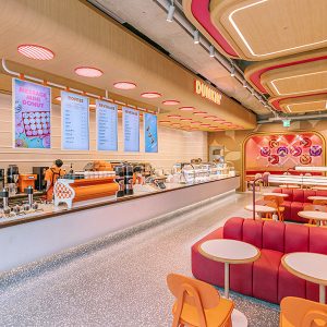 새로워진 던킨의 아이덴티티를 느낄 수 있는 매장 인테리어